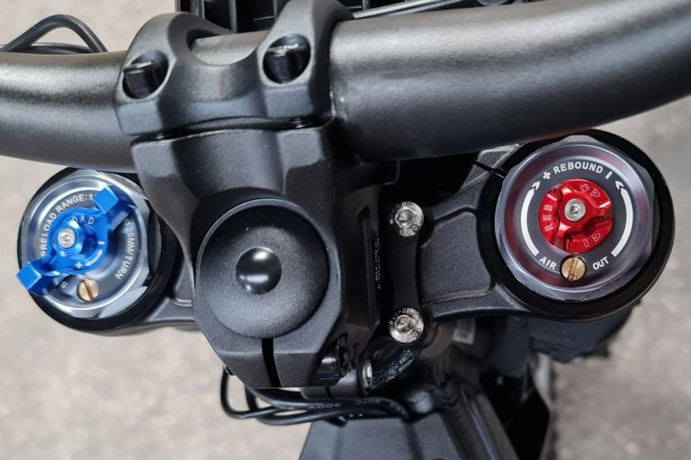 8-moto-electrique-talaria-sting-4000-reglages-fourche-factory